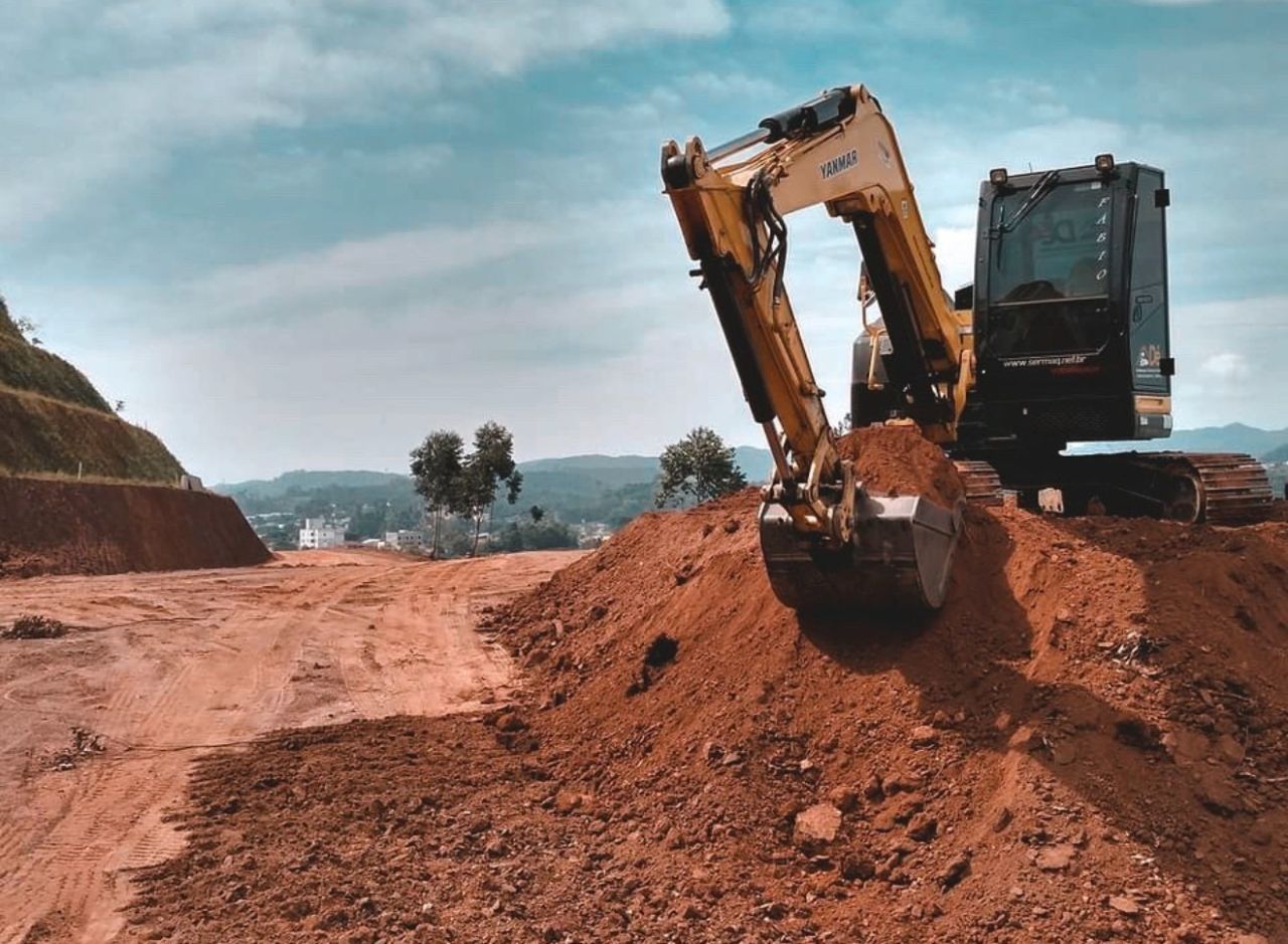 Obra e materiais — Terraplanagem Dé em Brusque
