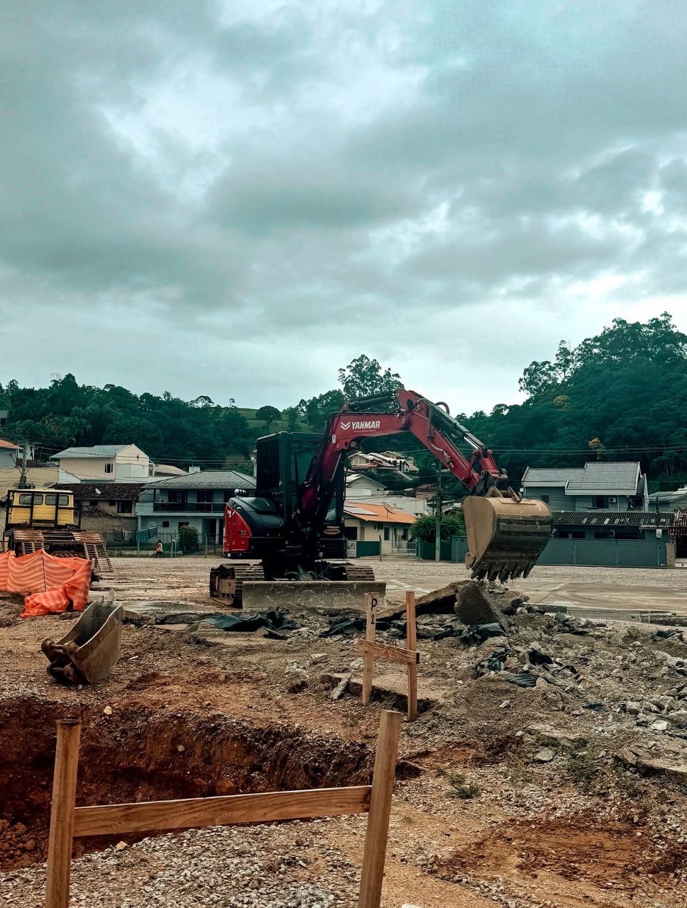 Obra e materiais — Terraplanagem Dé em Brusque
