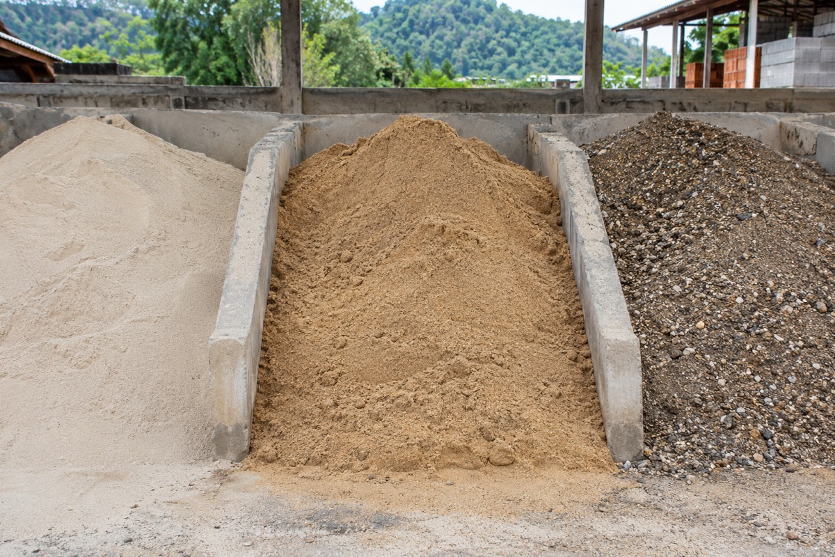 Três pilhas de areia fina, média e grossa lado a lado